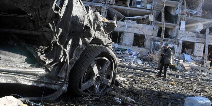 Zelensky: «Il mondo scenda in piazza». In fiamme foresta vicino Chernobyl