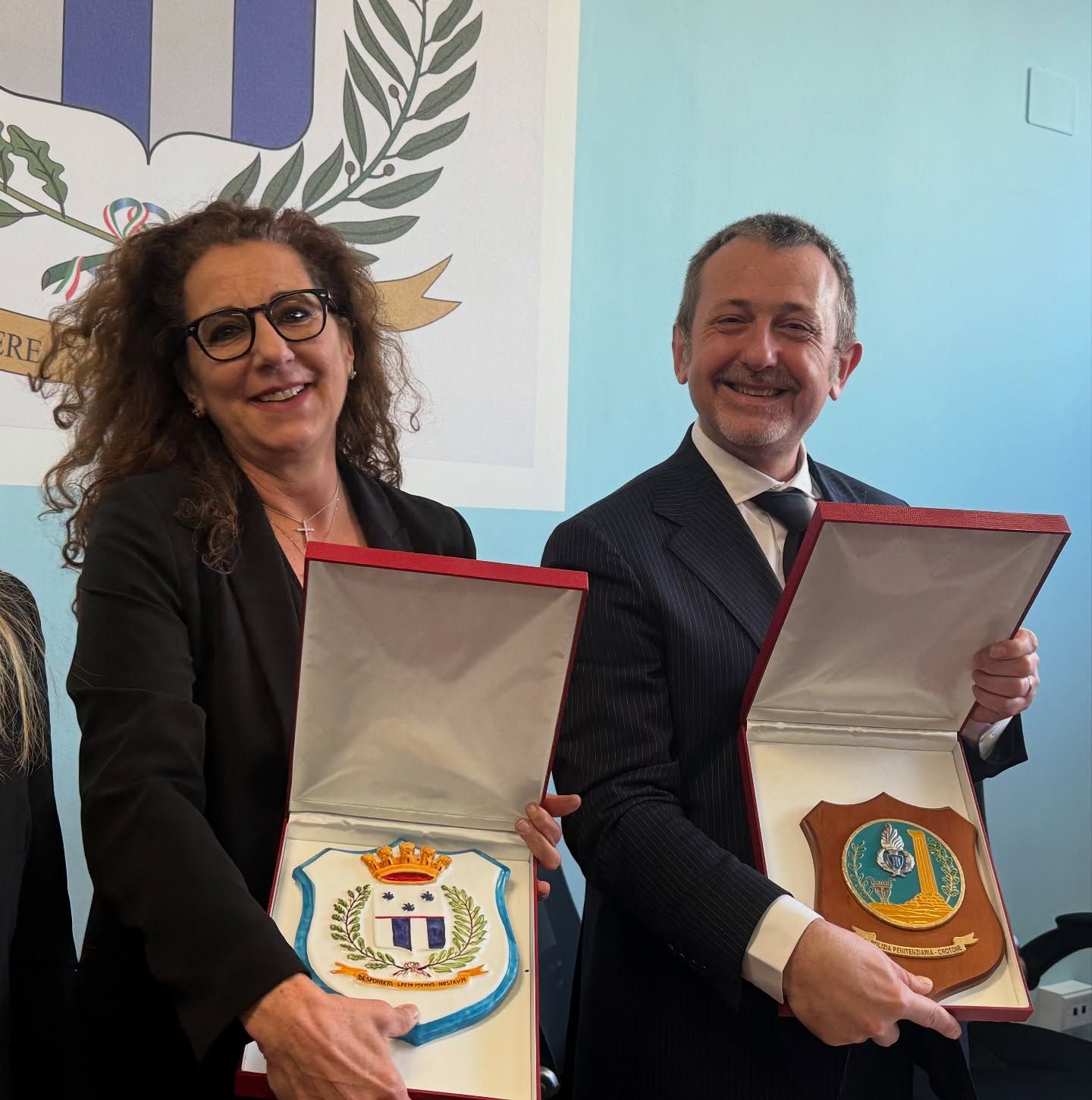 Delmastro visita il carcere di Crotone: «Dal governo un piano contro il sovraffollamento» – FOTO