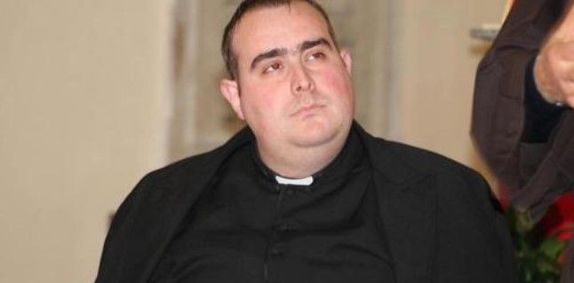 Danneggiata l’auto di don Felice Palamara, parroco di Pannaconi