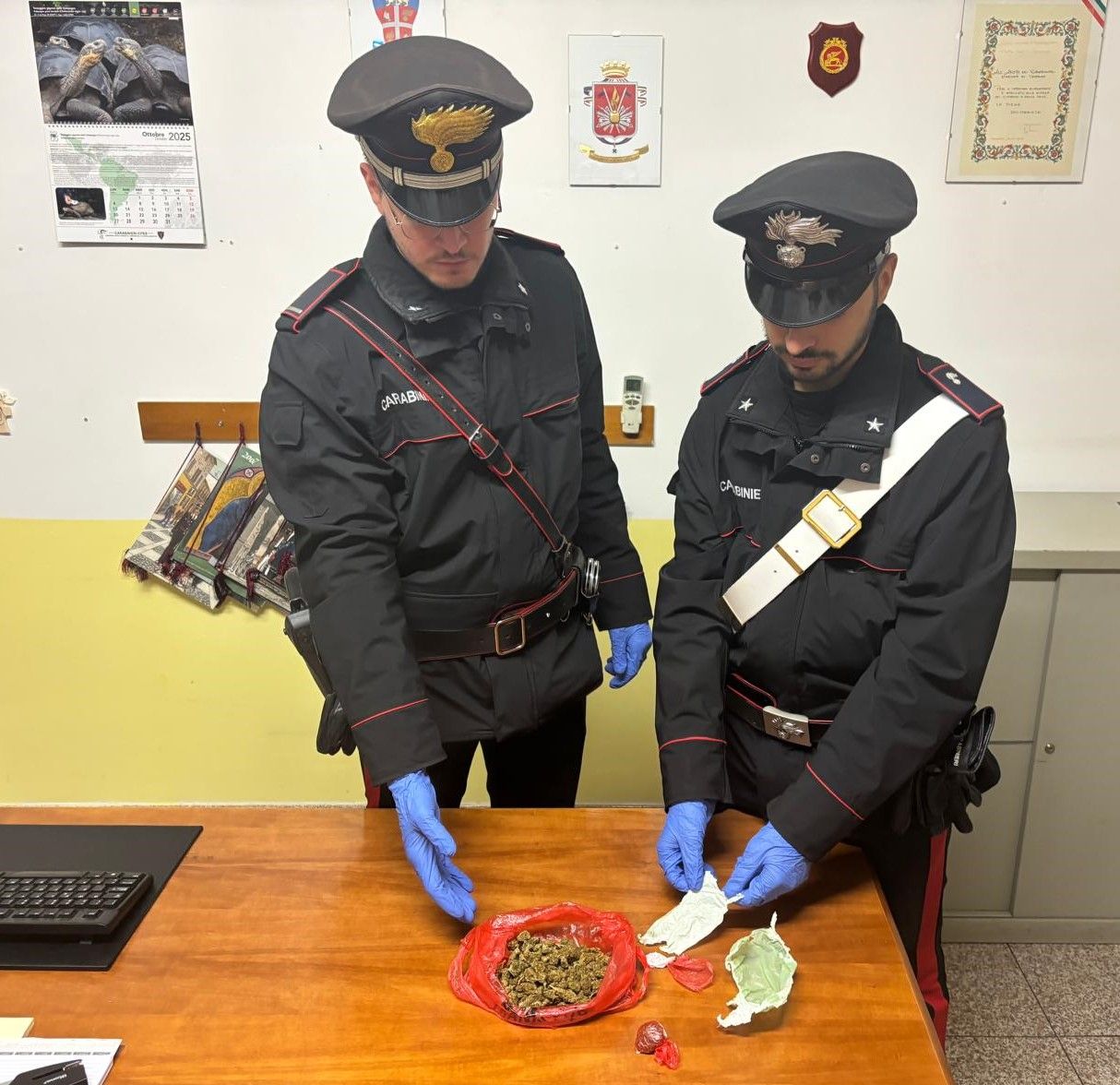 Taverna, nascondeva in casa 50 grammi di marijuana: arrestato