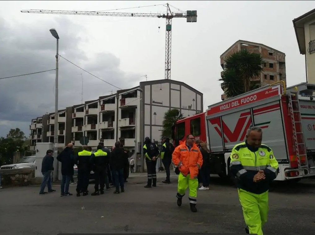 Maltempo a Reggio, rimossa gru pericolante. Riaperte al traffico due strade