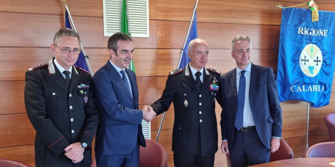 Incendi, accordo Regione-Carabinieri. Occhiuto: «Tolleranza zero e prevenzione»