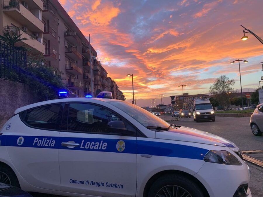 Non si ferma all’alt e tenta la fuga: bloccato con un tasso alcolemico triplo rispetto ai limiti