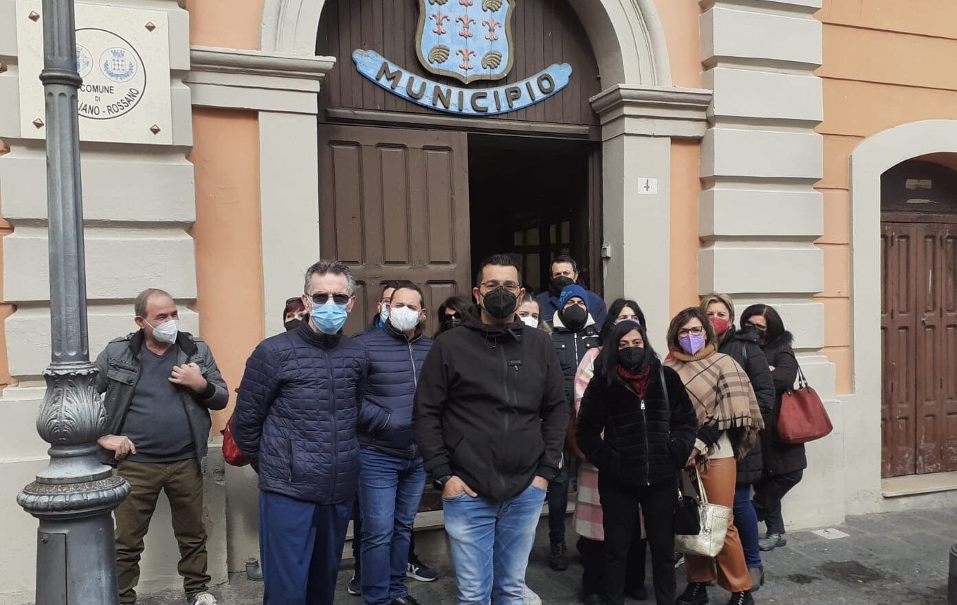 Corigliano Rossano, sit-in degli operatori delle mense scolastiche. «Senza stipendi da novembre»