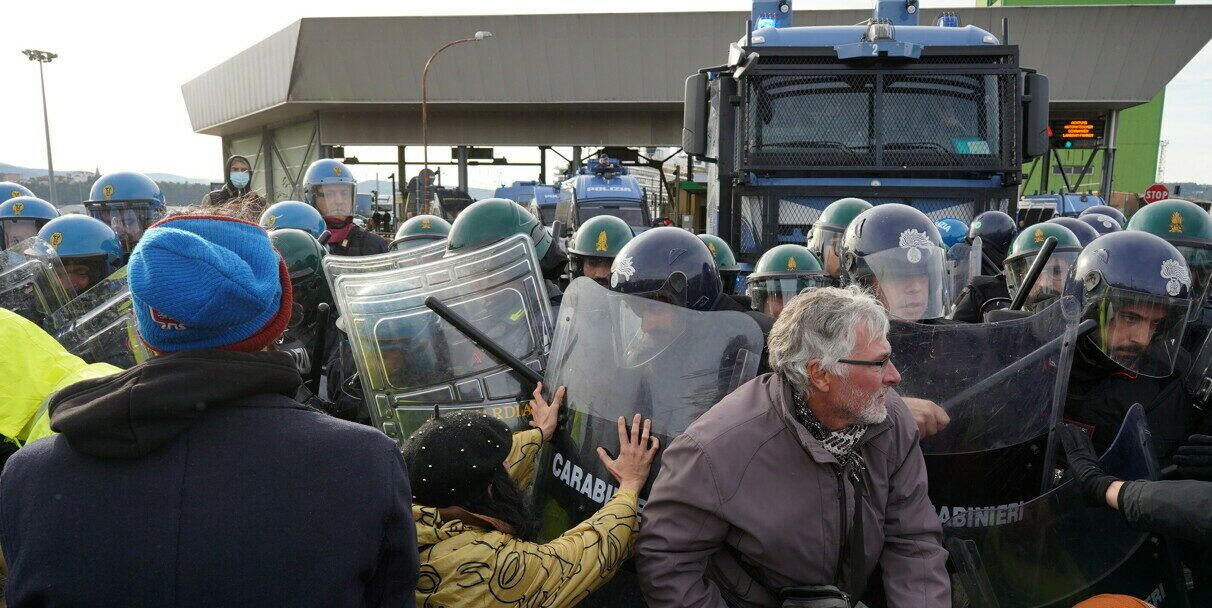 No pass, a Trieste sgombero dei manifestanti tra cariche e idranti