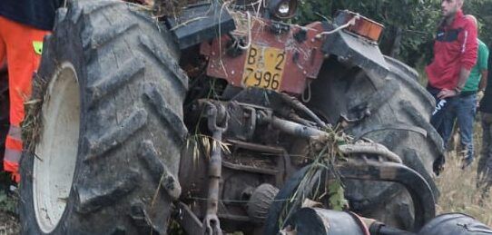 Si ribalta con il trattore e resta schiacciato, anziano muore nell’Alto Jonio calabrese