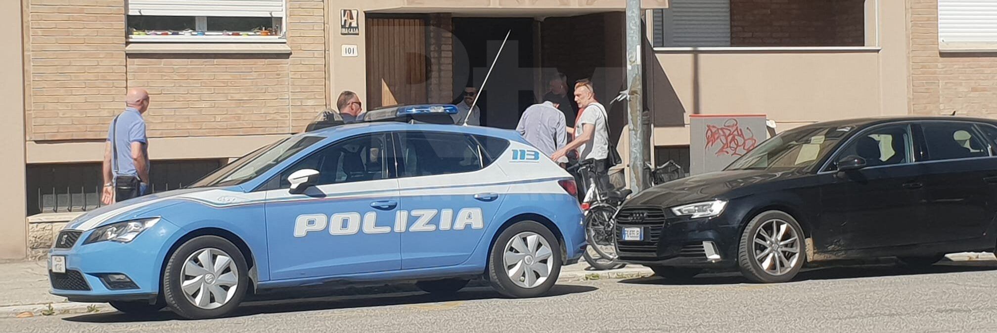 Uccide la moglie a coltellate a Rimini. Ferita anche la figlia