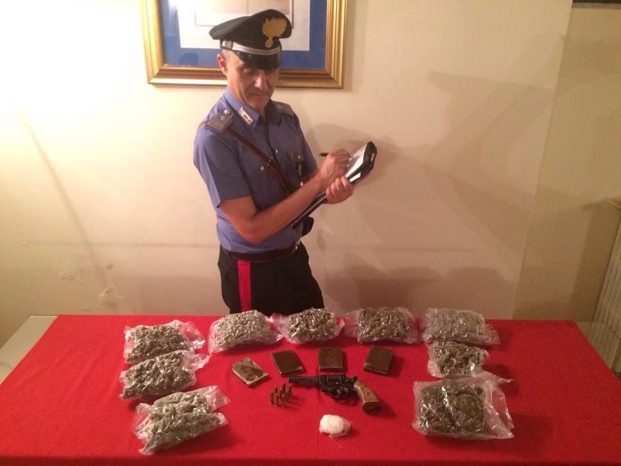 Cosenza, beccato con due chili di marijuana e un pistola