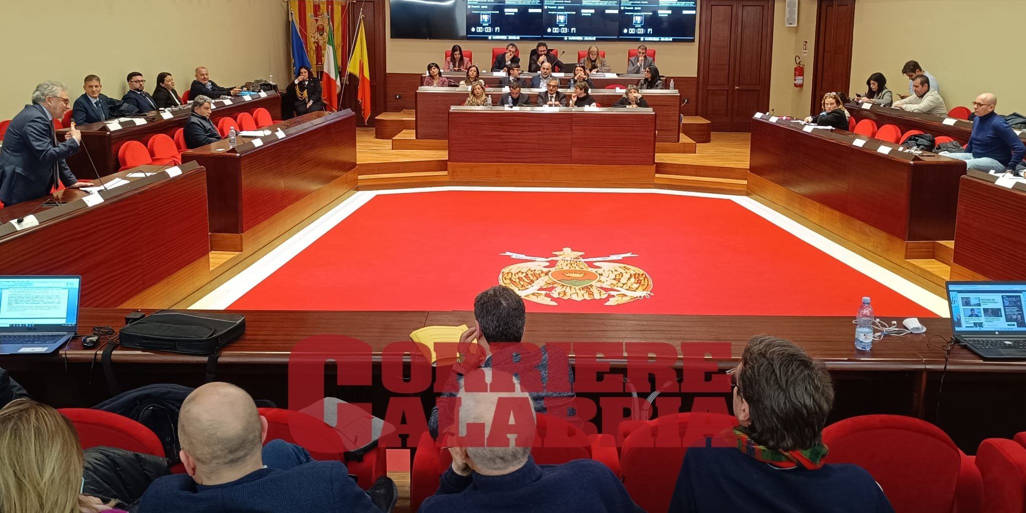 Astensioni strategiche, piccoli escamotage e centrodestra diviso. Fiorita supera anche lo “scoglio” del bilancio