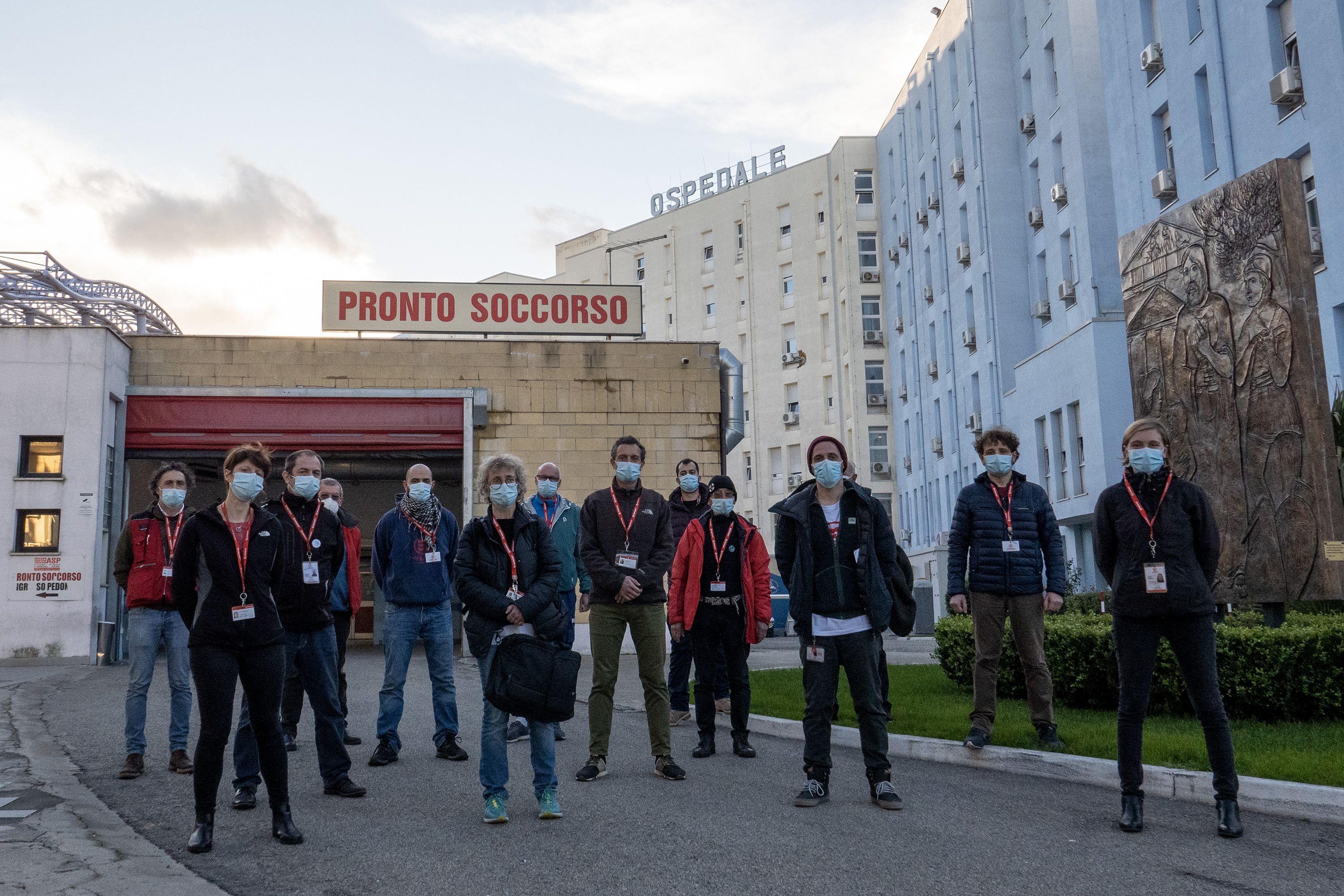 Inizia il lavoro di Emergency a Crotone. «Rimarremo in Calabria finché ci sarà bisogno di noi» – FOTO