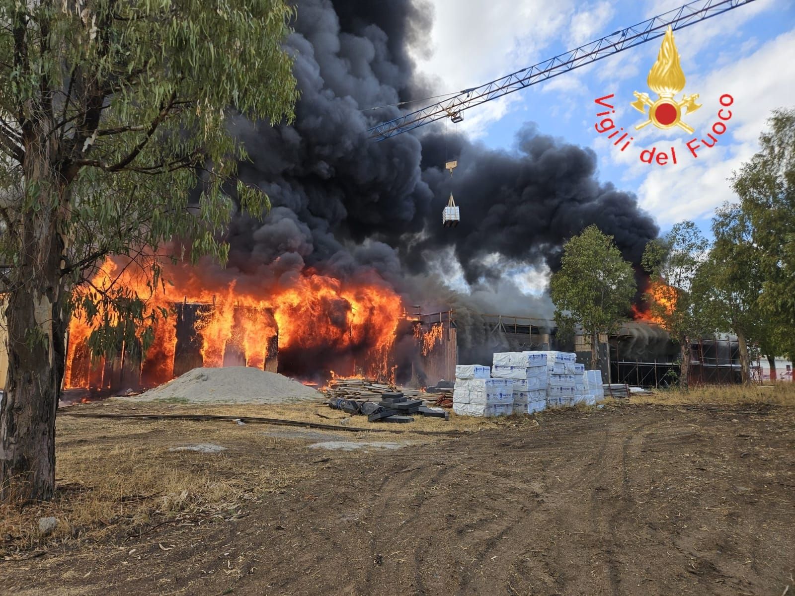 Isola Capo Rizzuto, distrutto dalle fiamme un edificio scolastico in costruzione – VIDEO E FOTO
