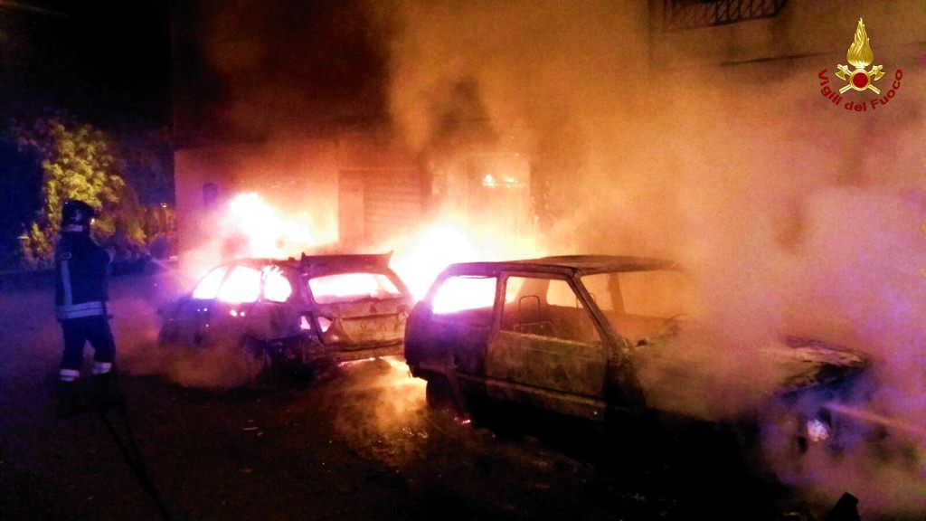 In fiamme due auto a Isca sullo ionio