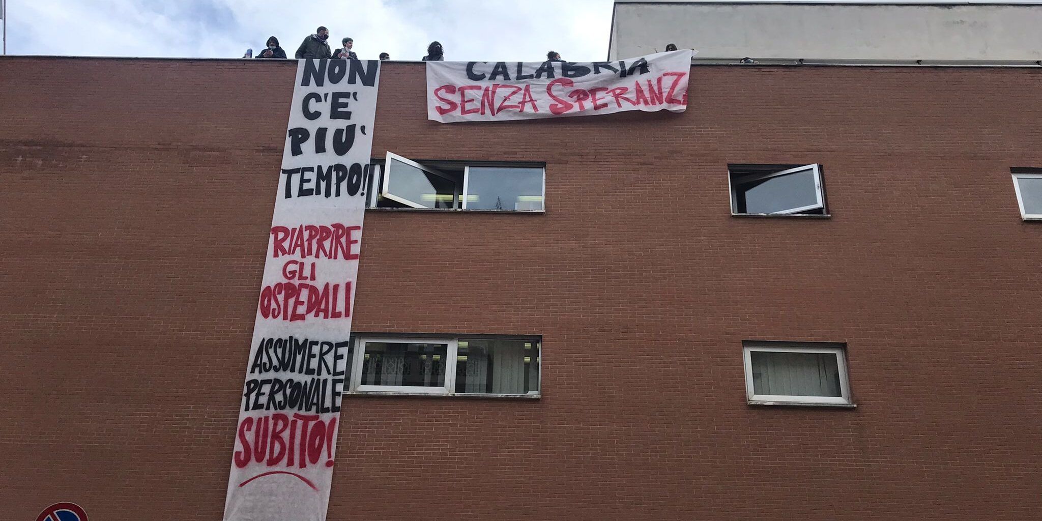 Emergenza Covid a Cosenza, occupata la sede dell’Azienda ospedaliera