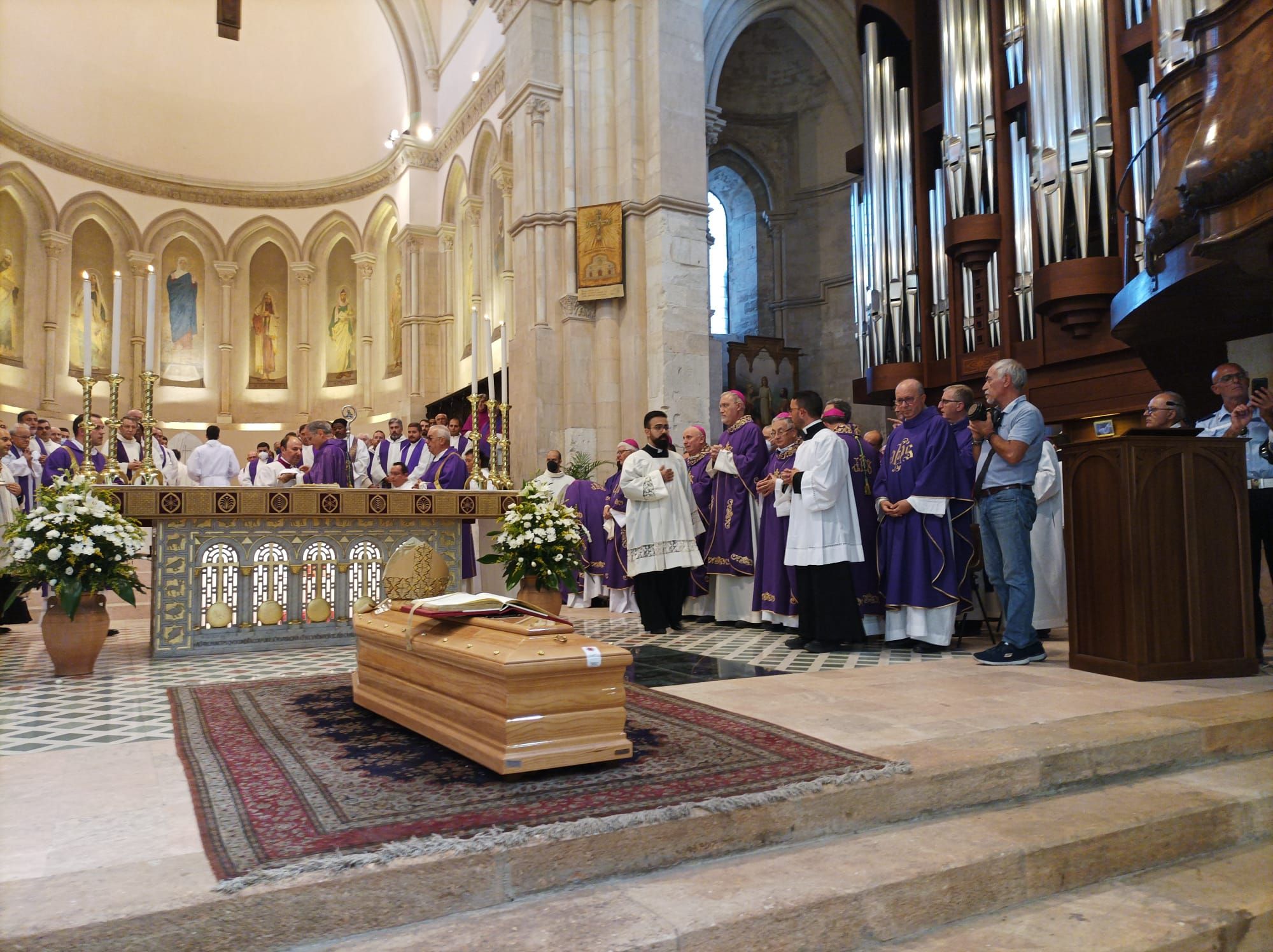 Cosenza, l’ultimo saluto a monsignor Nolè. «Persona buona e paterna»