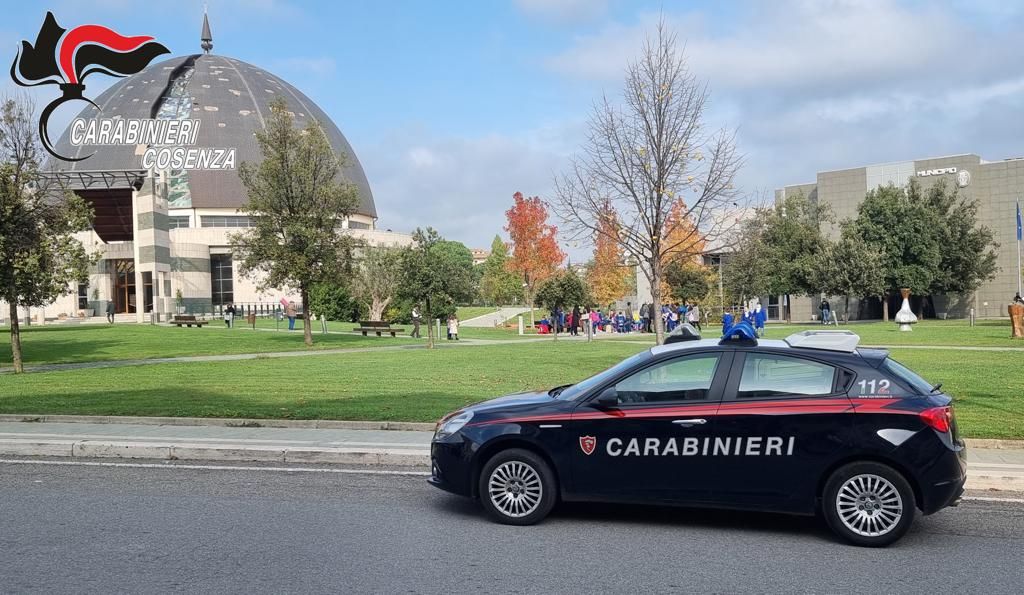 Rende, una casa trasformata in «un vero market della droga»