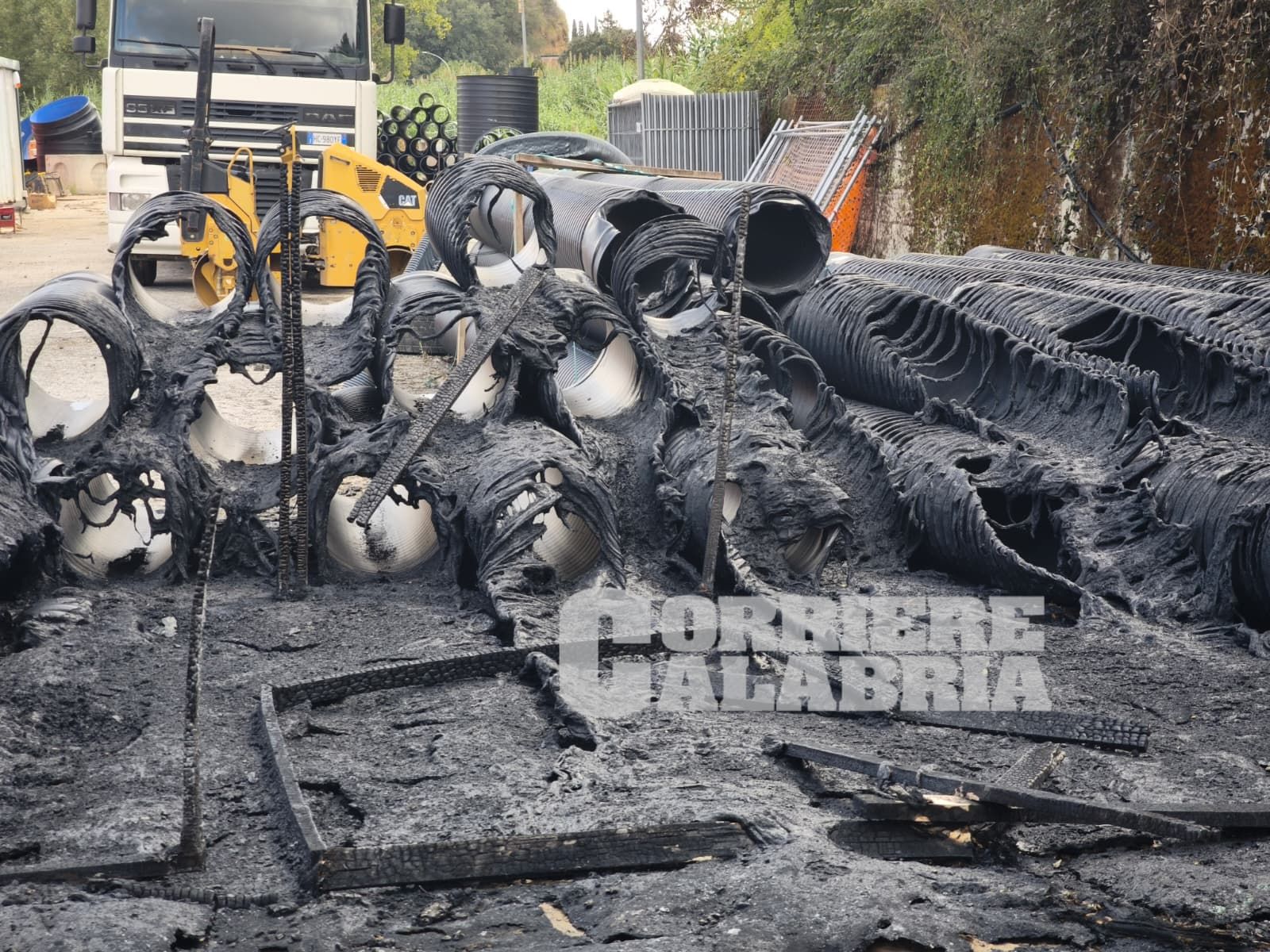 Torna l’ombra del racket a Vibo, il rogo nel cantiere del Terminal bus e la pista dolosa che riaccende l’allarme in città | FOTO E VIDEO