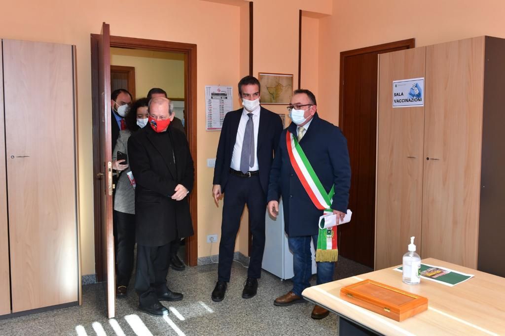 Occhiuto inaugura il Centro vaccinale a Platì. «Lo Stato c’è»