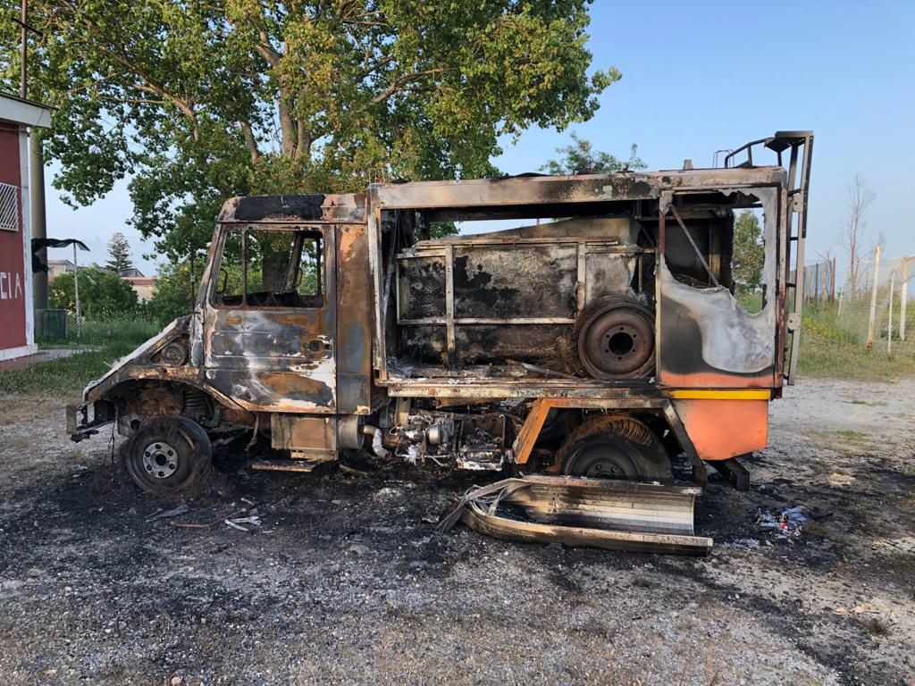 Autobotte di Calabria Verde in fiamme a Santa Caterina allo Jonio