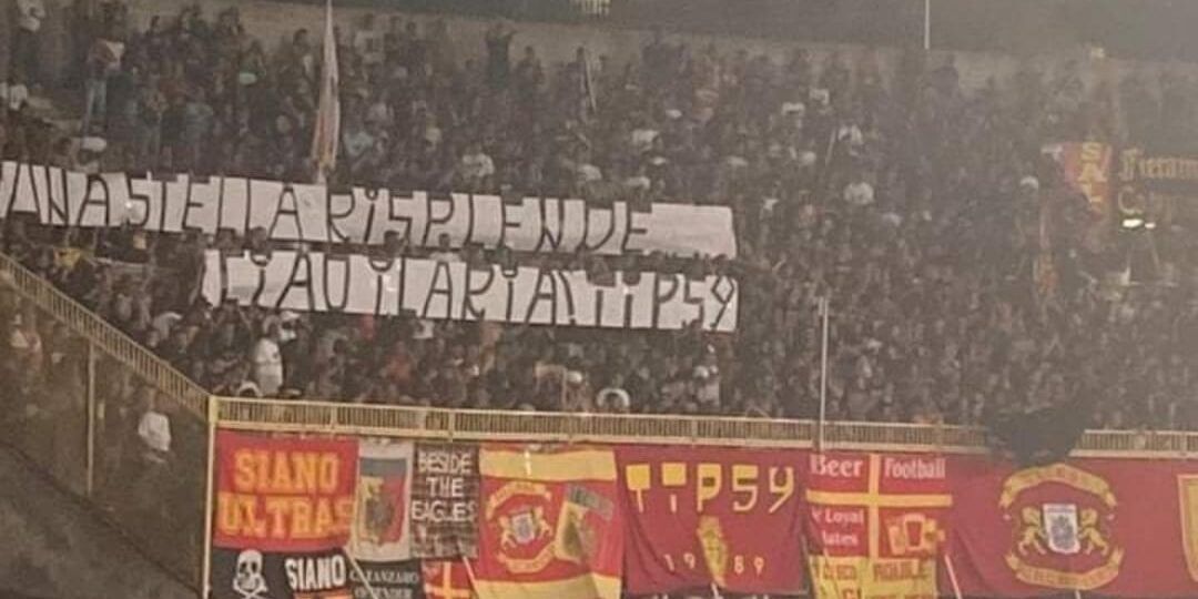 Lo striscione nella curva del Catanzaro per ricordare la tifosa del Cosenza Ilaria Mirabelli