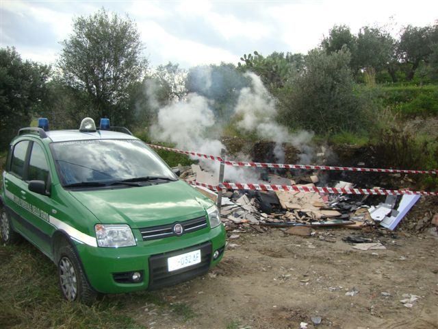 Sorpresi a bruciare rifiuti, denunciati