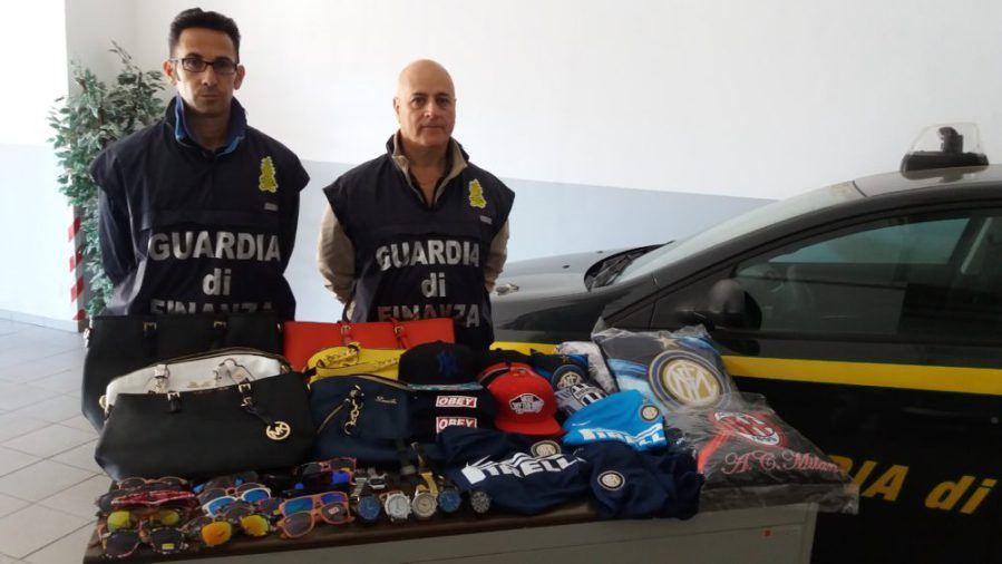 Paola, sigilli a 800 capi contraffatti