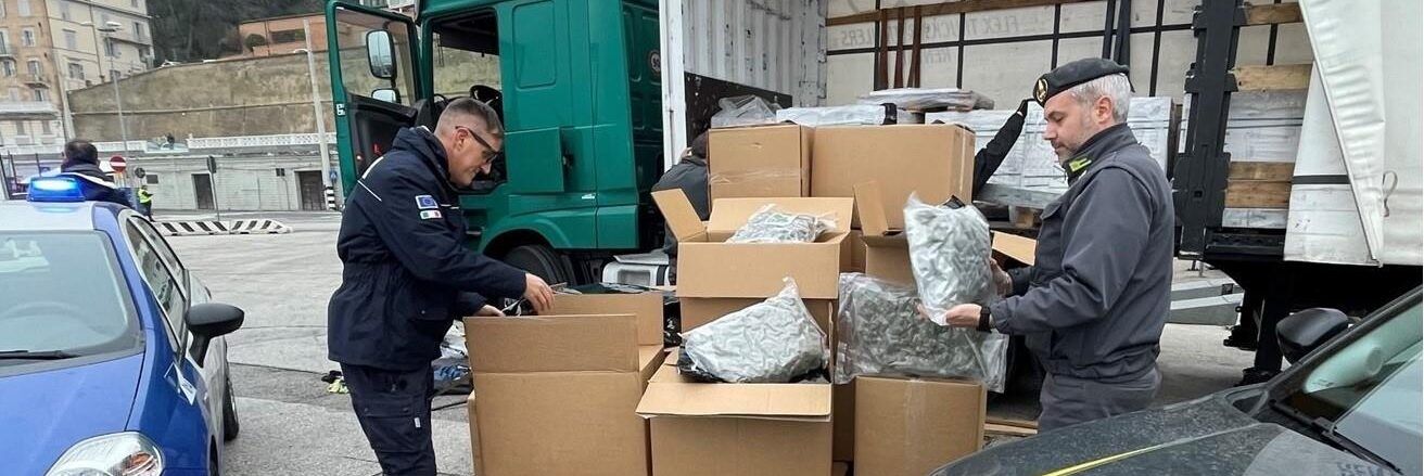 Su un tir trovati oltre 163 chili di droga