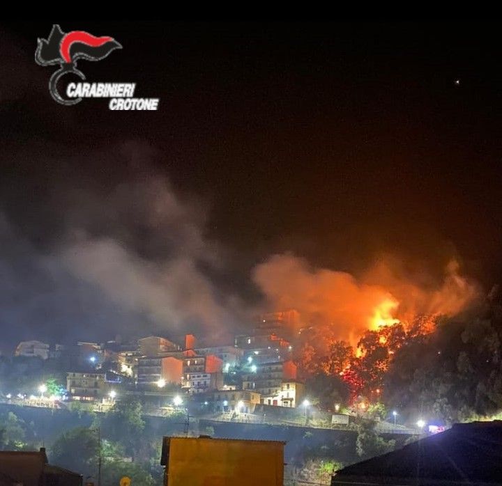 Roghi nel Crotonese, denunciati due piromani