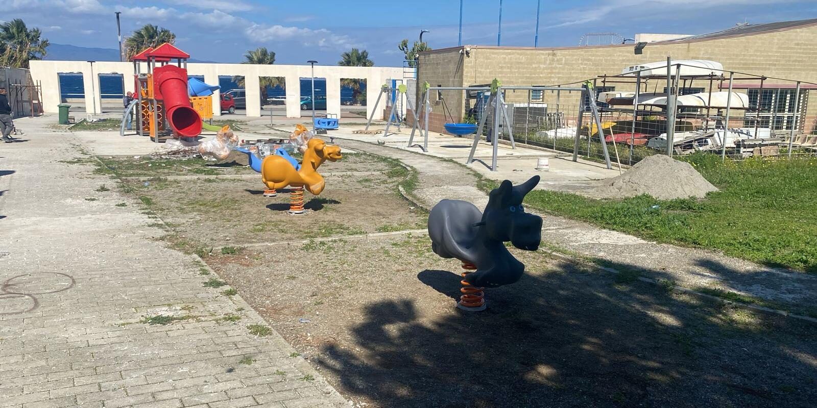 Vandalizzata la nuova area ludica sul lungomare di Reggio Calabria
