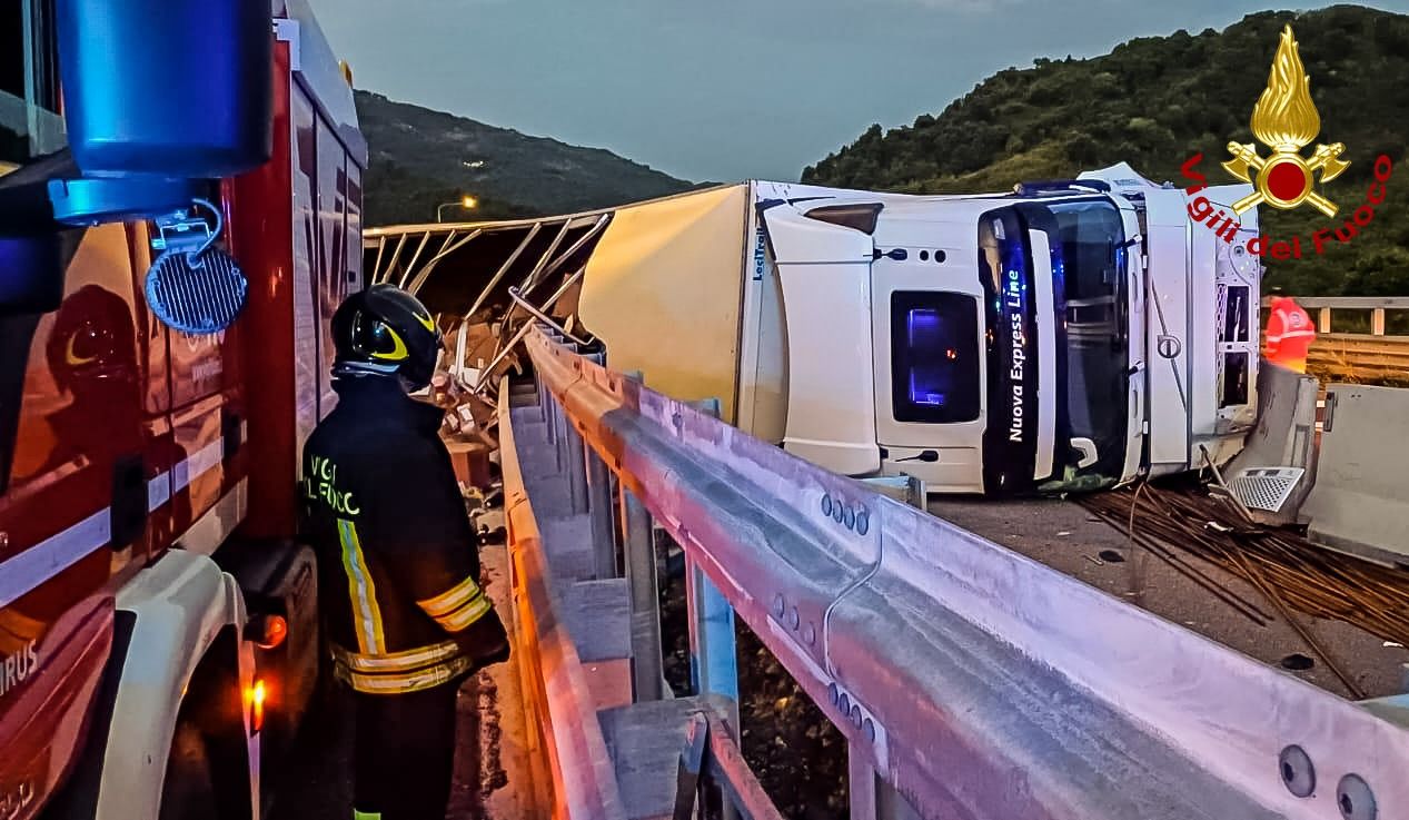 Tir si ribalta in autostrada, traffico deviato all’altezza dello svincolo di Altilia Grimaldi – FOTO