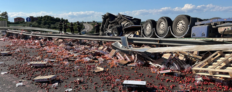 Tir contro auto sulla Statale ionica, due morti