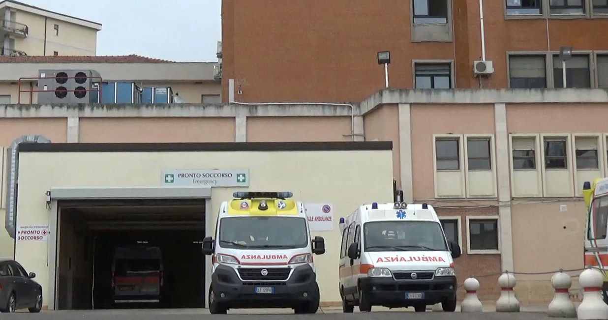 Corigliano, aggredisce un uomo in ospedale e lo manda in coma
