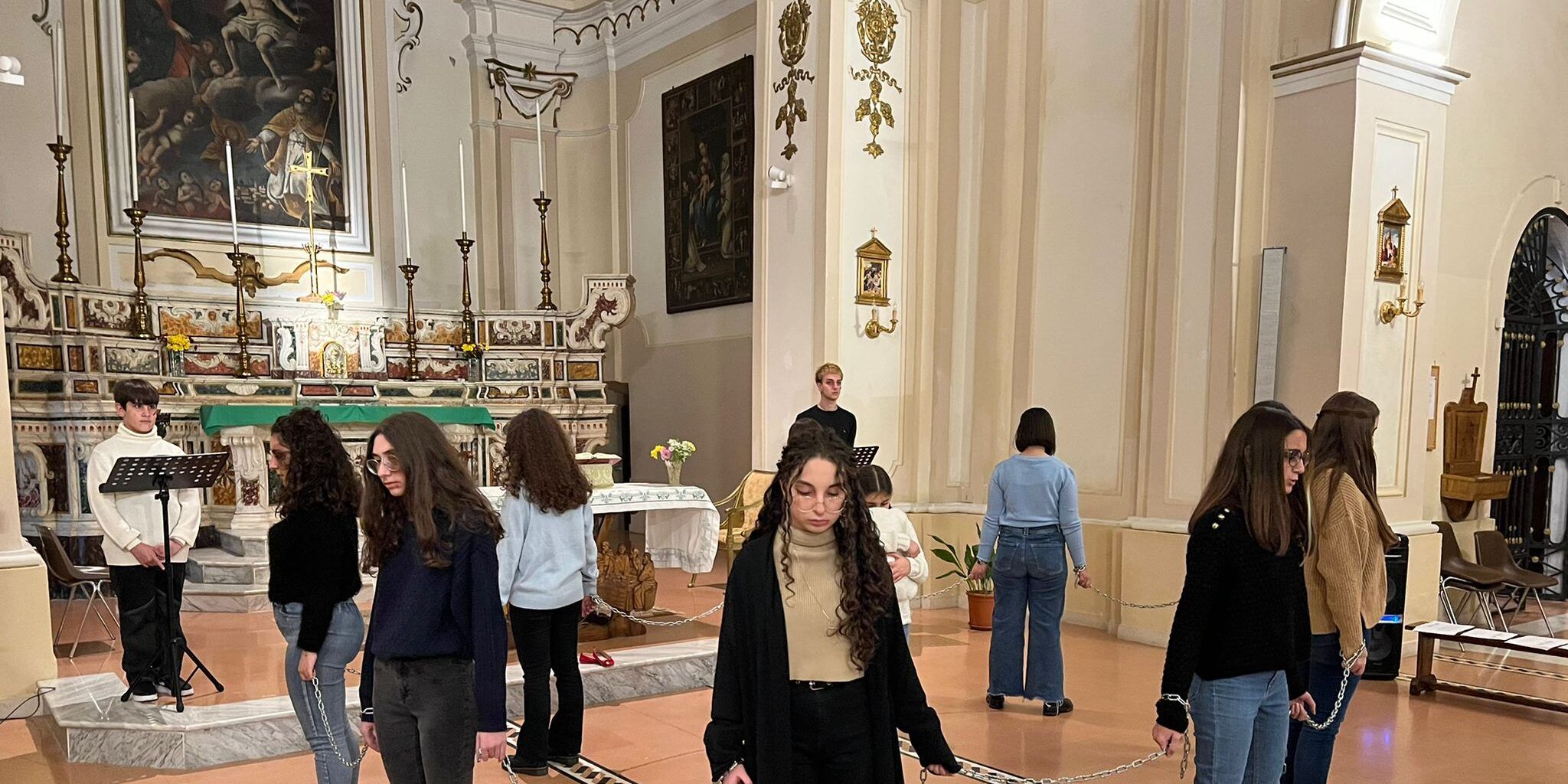 “Quelle come noi”, a Pentone il teatro si fa vita per la giornata contro la violenza sulle donne