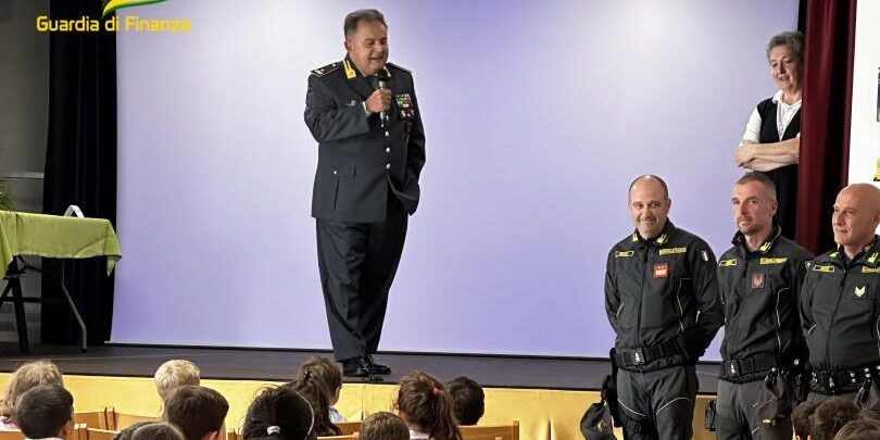 La Guardia di Finanza di Catanzaro promuove la legalità con i più piccoli