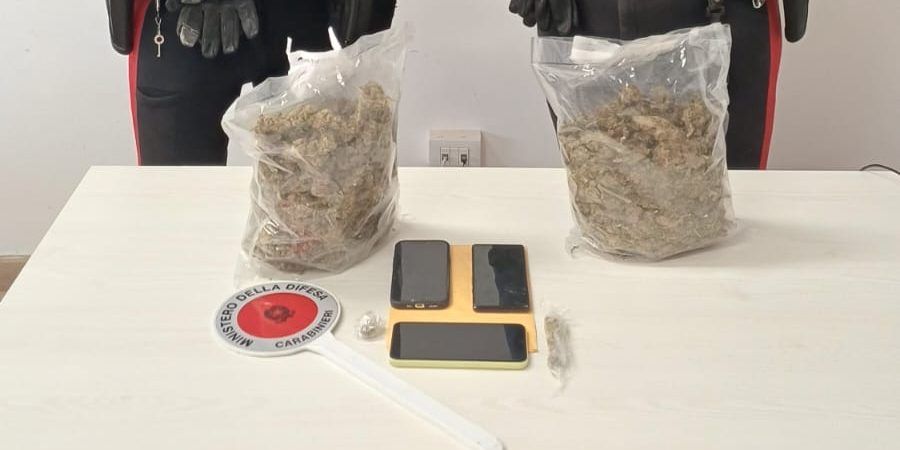 Inseguimento ad alta velocità sulla Ss 106: lancia droga dall’auto, in manette