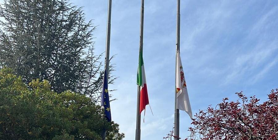 Il lungo e commosso addio di Catanzaro a Traversa. La città si unisce nel suo omaggio