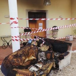 Incendiano la villa, ma le fiamme divorano il boss