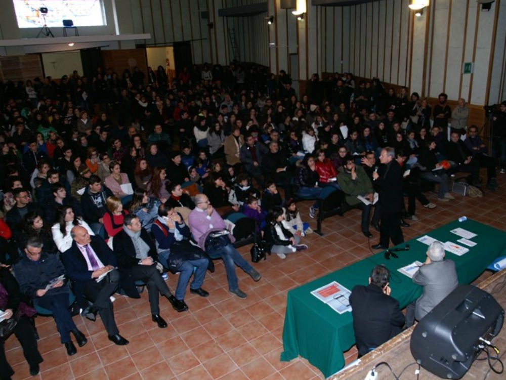 Centinaia di studenti dalla parte di don Panizza