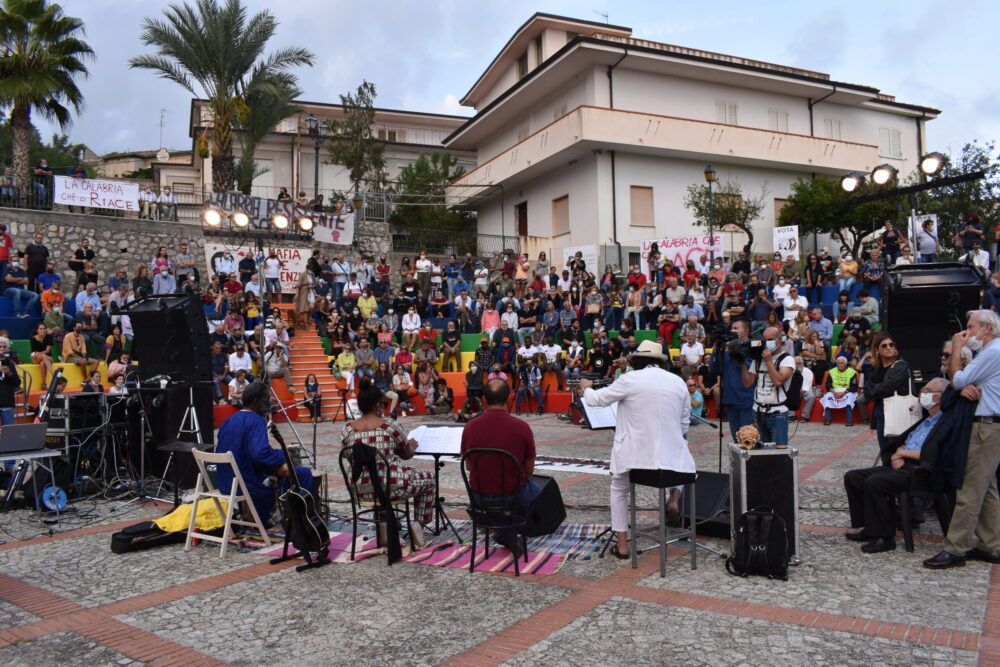 La chiamata di Riace per il 6 e 7 novembre. Presenti Brunori, Celestini e Gad Lerner