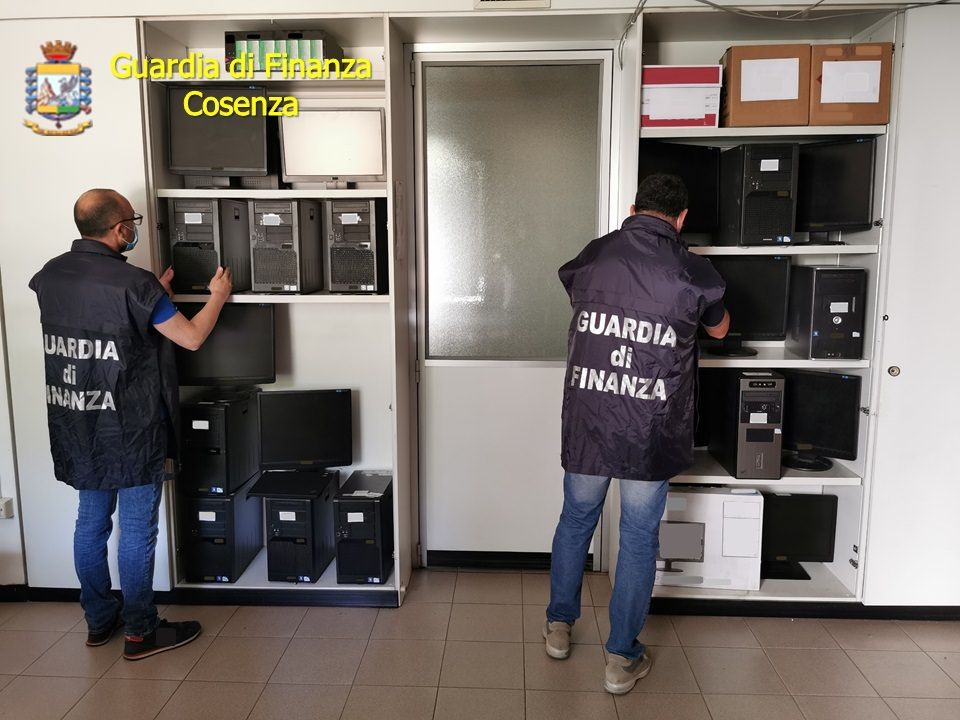 Parrucchiera prestanome (a sua insaputa) di una società informatica: sequestro da 600mila euro a Cosenza