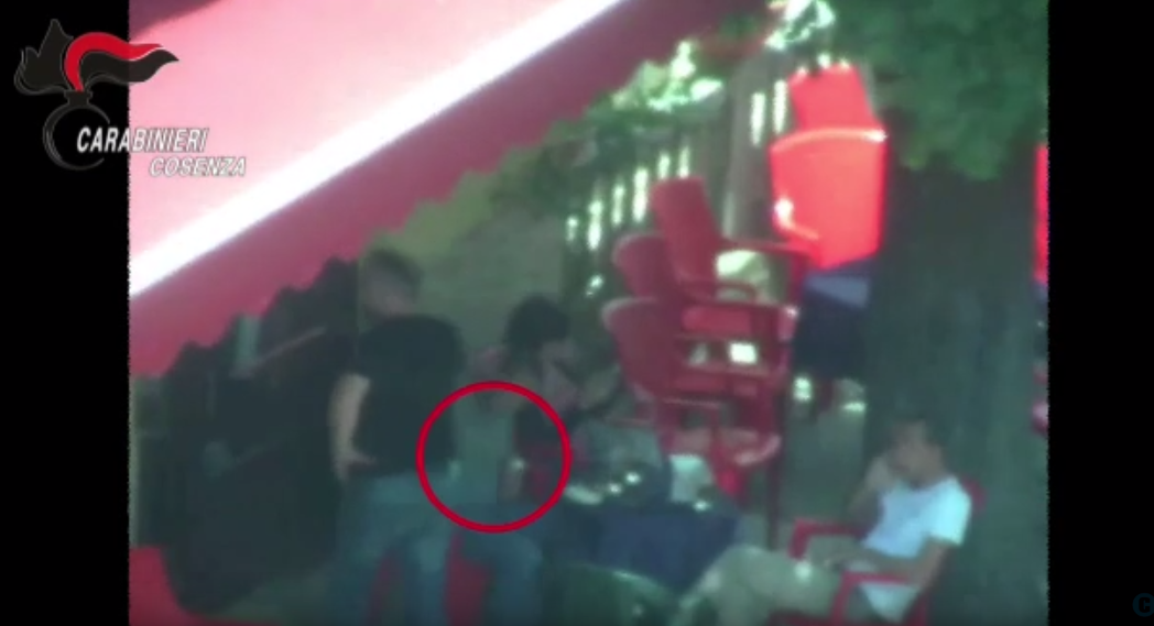 L'incubo di un padre picchiato e sequestrato per il debito di droga del figlio