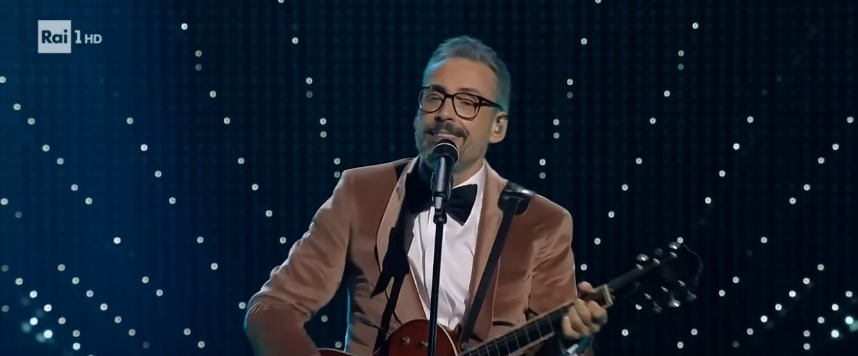 Festival di Sanremo, applausi per l’esordio di Brunori Sas