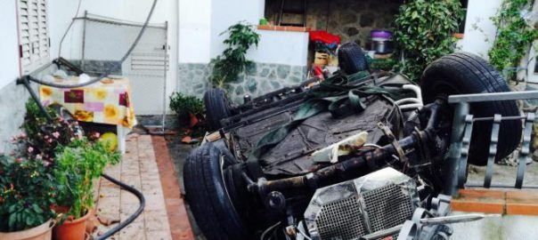 Si ribalta e finisce con l’auto nel cortile di una casa