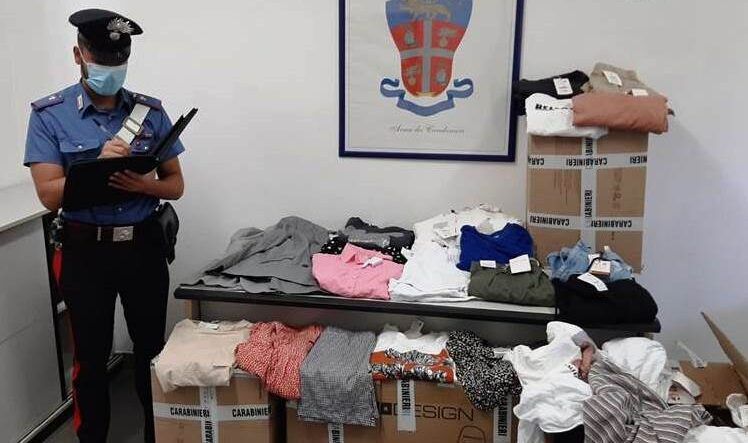 Cosenza, capi d’abbigliamento rubati in centro: denunciata un’intera famiglia