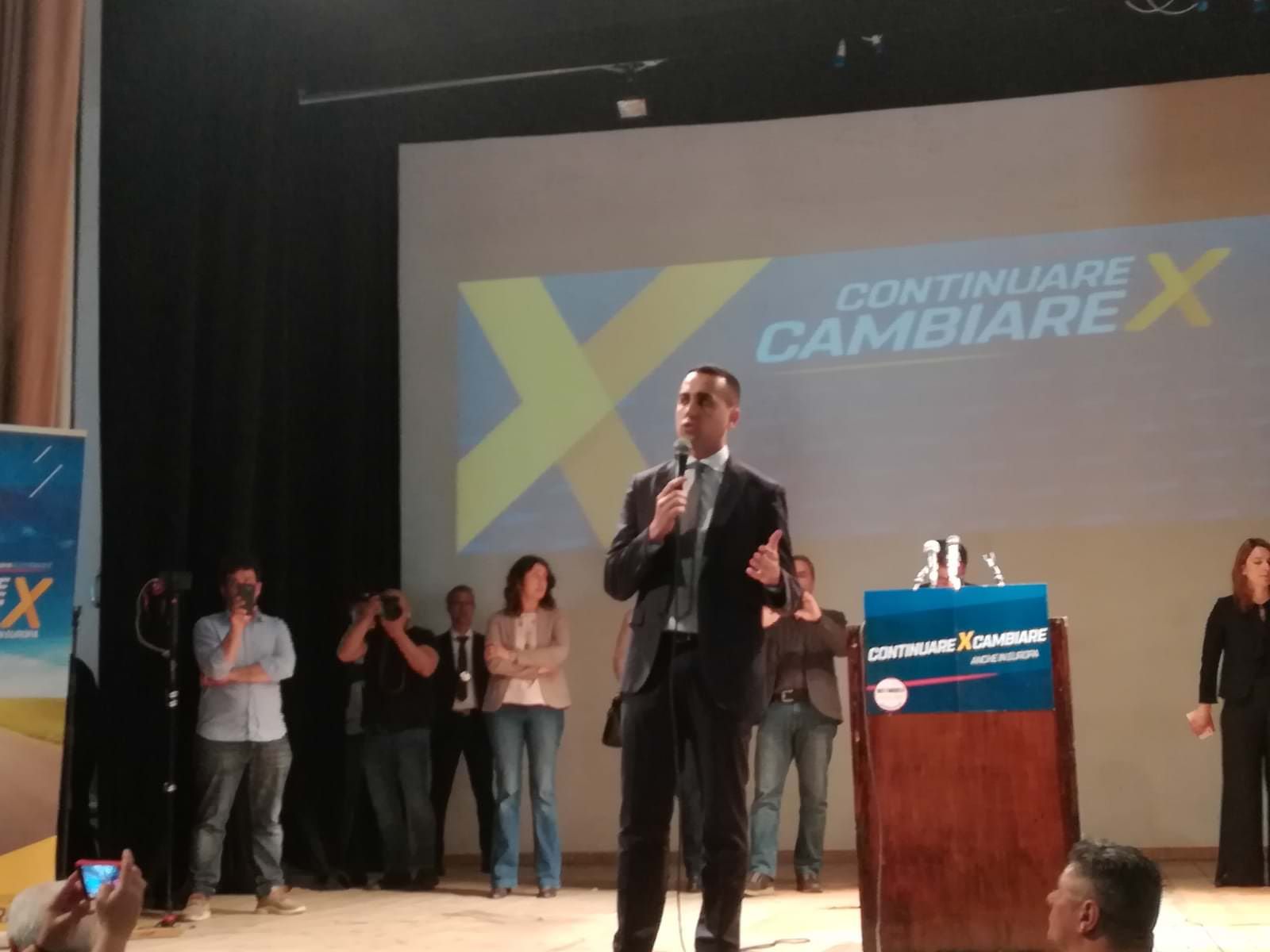 Di Maio a Cosenza: «Zingaretti doveva espellere Oliverio»