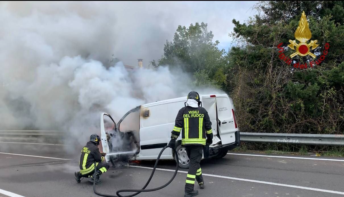 Crotone, auto in fiamme sulla statale 106