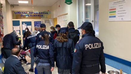 Solidarietà nel giorno della Befana, i doni degli agenti in Pediatria a Cosenza