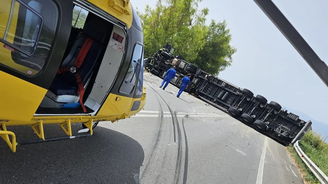 Incidente sulla statale 534, camion si ribalta: strada chiusa a Cassano all’Ionio