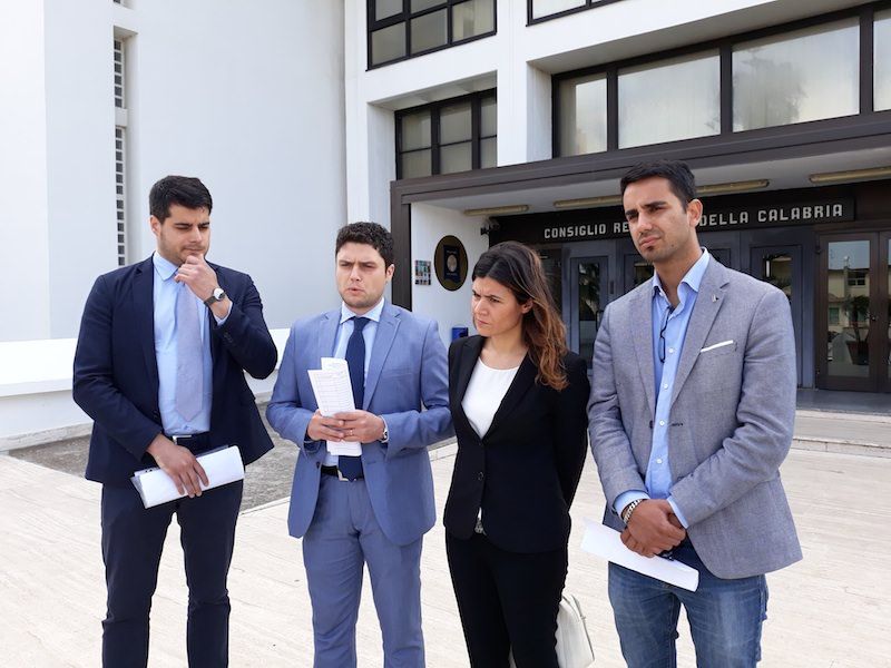 «Tagli ai privilegi», i 5 stelle presentano la legge