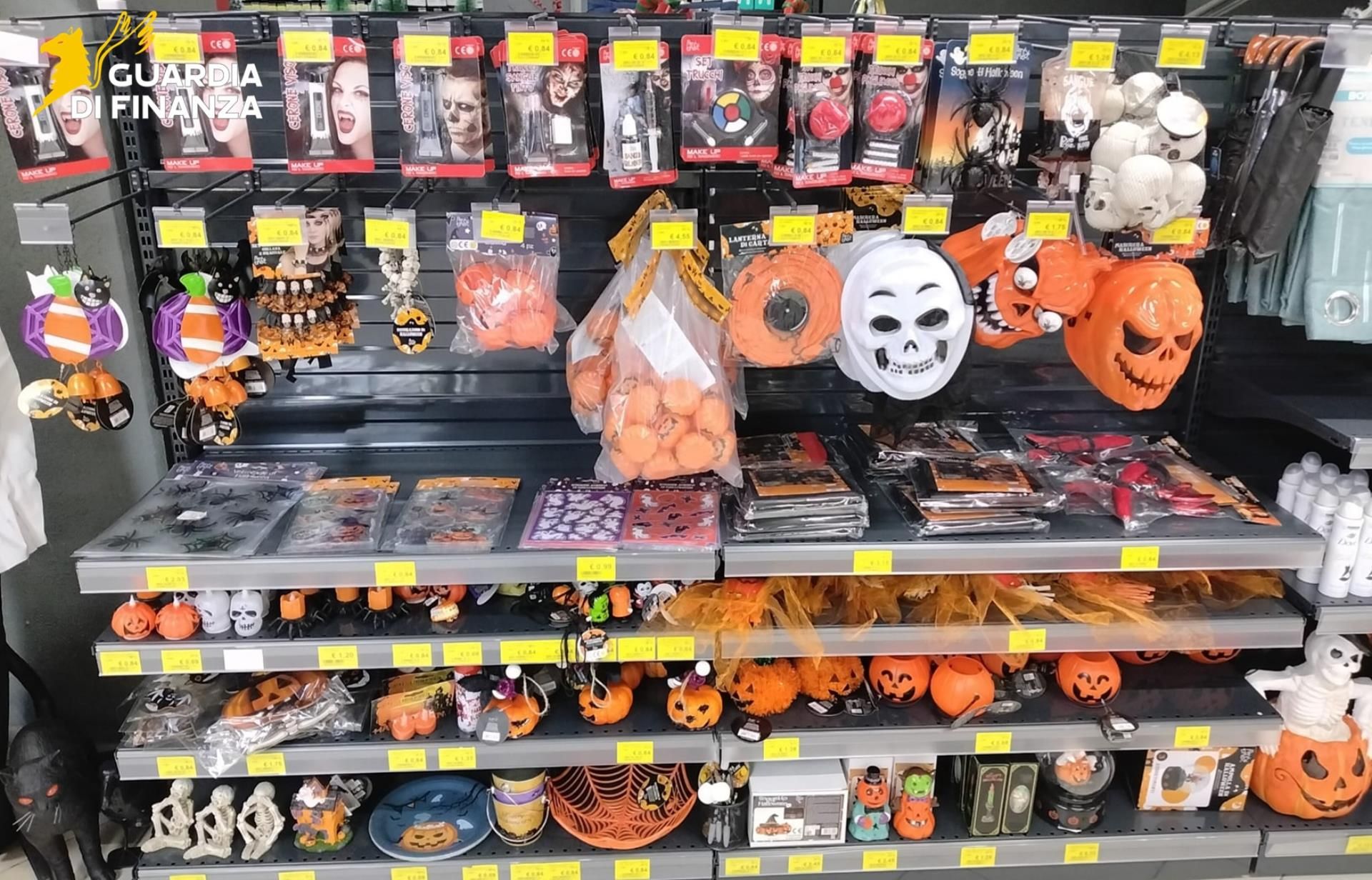 Cosenza, la Guardia di Finanza sequestra circa 300 mila articoli di Halloween non a norma – VIDEO