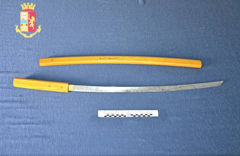 A Gioia Tauro come in Kill Bill, va in giro con una katana: denunciato
